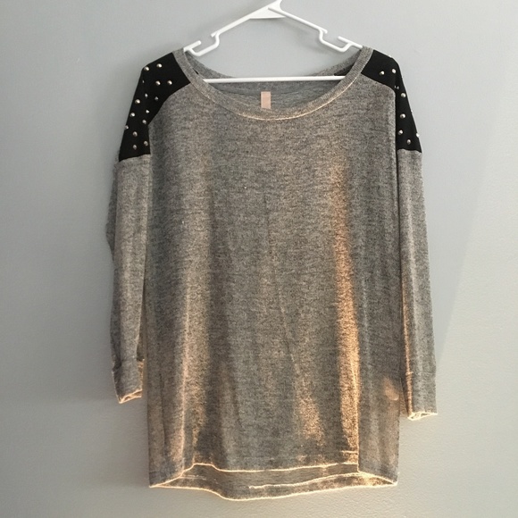 Gray light sweater with studded shoulders - Picture 1 of 5
